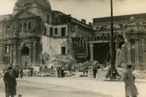 Львовский вокзал после бомбежки нацистами в сентябре 1939 года