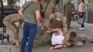 "Ужасно". Видео мобилизации украинца с ребенком поразило полковника из США