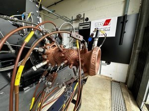 [Гость из будущего] Коммерческая инженерная компания из Дубая (ОАЭ) 🇦🇪 испытала жидкотопливный ракетный двигатель, спроектированный ИИ, а затем напечатанный в 3D-формате из меди. Кальян?