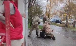 Киев: Украинцы сами виноваты в том, что военкомам приходится мобилизовывать их силой