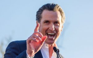 [Рокировка] Эксперт: губернатор Калифорнии может заменить Байдена на выборах после провальных дебатов, но этот шаг не принесет легкую победу Демократической партии США