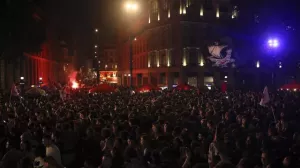 СМИ: протестующие в Лионе крушат бутики и жгут мусорные баки