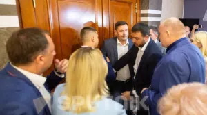 Молдавские оппозиционеры устроили акцию протеста в холле парламента
