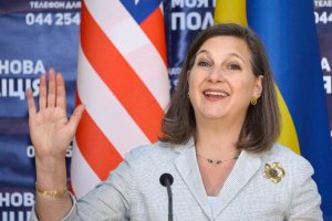 В Госдеп прибыла посылка с кованной из осколка снаряда донбасской розой для Нуланд. Посылка сопровождалась письмом с призывом о прекращении поставок вооружения Киеву