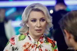 Захарова высмеяла позы сотрудников брифинга Секретной службы США