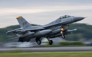 В Киеве заявили, что обещанные Западом истребители так и не пришли. F-16 должны были поставить летом