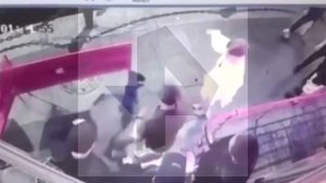 В центре Петербурга девушка отправила в нокаут назойливого поклонника после перепалки недалеко от ночного клуба