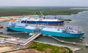 Обложенный санкциями российский завод СПГ загружает газовозы как конвейер – Bloomberg