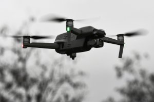 «Прилеты по НПЗ – это первый шаг»: разработчик РЭБ о том, как «мутируют» дроны на СВО. Почему украинские дроноводы опережают российских, а средства защиты не вписываются в СанПиН