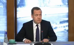 Санитарный коридор на Украине может быть продлен до Польши – Медведев