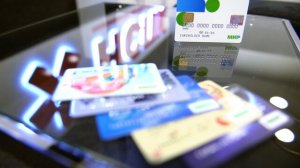 Т-Банк начал выпуск светящихся дебетовых карт