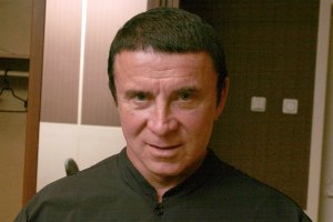 Песни Малинина, заряженная соль и полные залы. Кашпировский возобновил магические сеансы