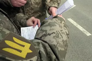 В Одессе мужчина, спасаясь от мобилизации, прокатил военкома на капоте авто