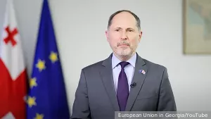 Евросоюз назвал «постыдными» плакаты в Тбилиси с руинами на Украине