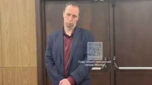 Суд продлил арест американцу, обвиняемому в нападении на полицейского