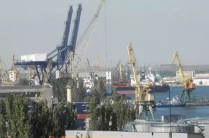 После удара ВС РФ в порту Одессы начались сильный пожар и детонация