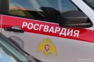 В Петербурге злоумышленник с ножом напал на посетителей супермаркета. Четверым пострадавшим оказывается первая помощь. Местный хулиган задержан