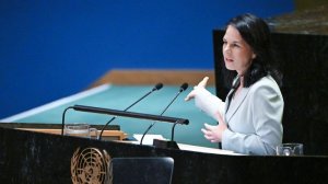 Бербок пригрозила санкциями Ирану и Китаю за сотрудничество с Россией