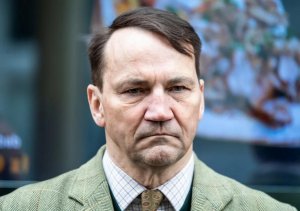 Сикорский пригрозил закрыть оставшиеся в Польше российские консульства