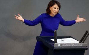 Бербок обвинила Россию в распаде правящей в Германии коалиции