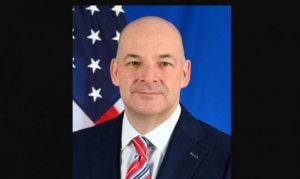 МИД Латвии учтиво возмутился, что посол США говорит на русском