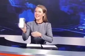 Ведущая «Вести. Красноярск» забыла о прямом эфире, смотря видео на телефоне