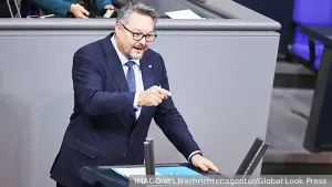 В бундестаге заявили о воровстве США отправленных ЕС на помощь Киеву денег