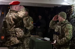 Сырский посетил Покровское направление и дал понять, что у гарнизона ВСУ возникают проблемы с подвозом боеприпасов