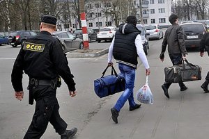 Родителей напавшего на школьников в Краснодаре выдворят из РФ