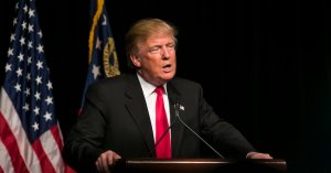 «Остановим трансгендерное безумие». Трамп заявил, что при нем в США будет только два пола