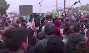 В Сирии десятки тысяч человек вышли на протесты против действий новых властей, боевики открывали огонь по демонстрантам