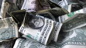 МВФ заявил, что доля доллара в мировых резервах опустилась до 57,4 процента