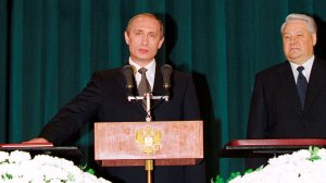 Минута в минуту. 25 лет назад Путин прибыл в Кремль, где станет и.о. президента
