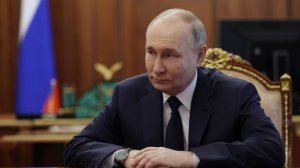 Путин поручил следить за соблюдением принципа "семейноцентричности"