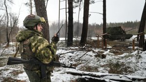 Все российские танки оснащаются защитой от дронов, сообщил УВЗ