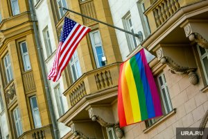 Госдеп запретил своим представительствам демонстрировать флаги ЛГБТ