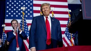 В Axios узнали, как была усилена охрана Трампа с помощью самолетов-приманок