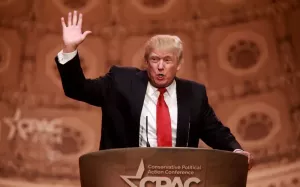 Трамп разрешил американским компаниям давать взятки иностранным чиновникам