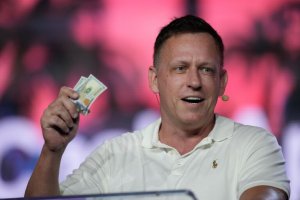 Его религию исповедует вся элита: кто тайно управляет Трампом