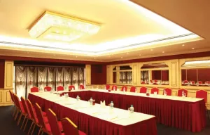 Лучше бы он туда не летал: Зеленского в Дубае поселили в отеле «Москва»