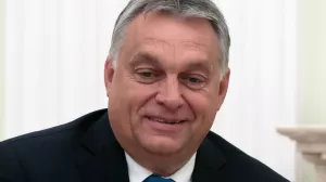 Орбан пошутил, что страны ЕС могли бы быть лакеями на переговорах по Украине
