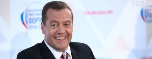 Медведев призвал США осматривать туалеты после визита Зеленского