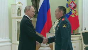 Владимир Путин вручил награду штурмовику из Якутии, одолевшему солдата ВСУ в рукопашном бою