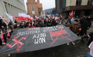 «Степан Бандера — проститутка Гитлера» — акция протеста в Польше