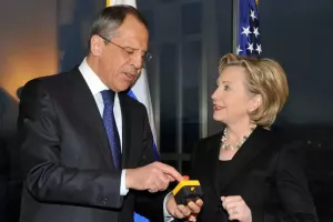 PJ Media: Хегсет ответил на обвинения Клинтон фотографией с Лавровым