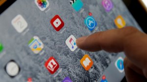 Премьер Шмыгаль признал, что Apple и Spotify не заблокируют русскую музыку