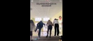 Русские дети из Риги сняли видео, как бросились с лестницы, чтобы не учить латышский