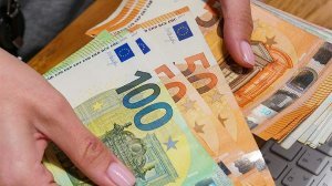 Париж пообещал оказать военную помощь Киеву на €195 млн за счет российских активов