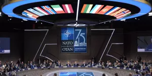 [Мертвяк] "Дохлого бумажного тигра" под названием НАТО давно пора распустить. Эксперт Крис Форсне: НАТО, как альянс, потеряла всякий смысл своего существования, как показали события на Украина