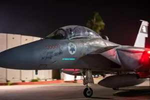 Авиация Израиля уничтожает военную инфраструктуру Сирии, а сухопутные части захватывают земли